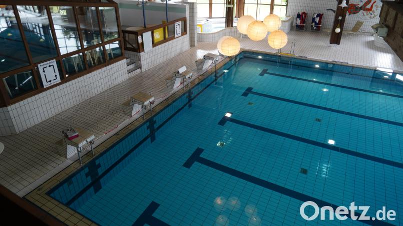 Auch Schwimmhalle und Umkleide im Hallenbad Tirschenreuth zeigen dem Alter entsprechende Verbrauchsspuren. Archivbild: kaz