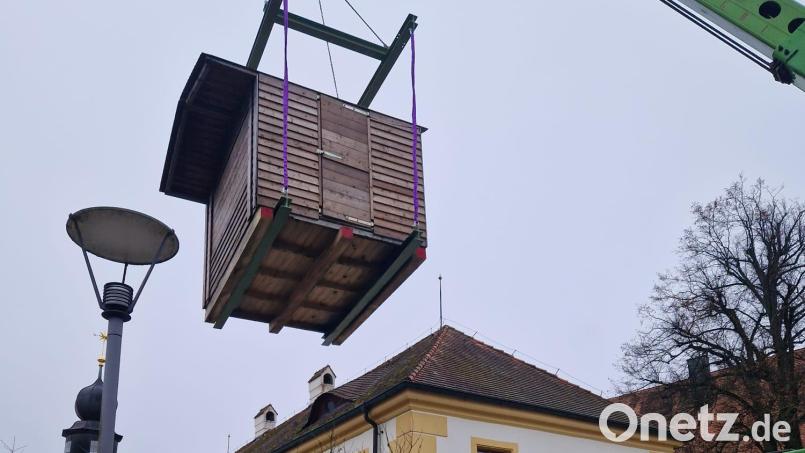 Schwebende Hütten, die nahe an ihren Bürofenstern vorbeizogen, erlebten die Beschäftigten im Amtsgericht Tirschenreuth. Erstmals wurde der Kunsthandwerkliche Weihnachtsmarkt so spektakulär abgebaut, anstatt die Buden in Einzelteile zu zerlegen. Bild: Franz Göhl