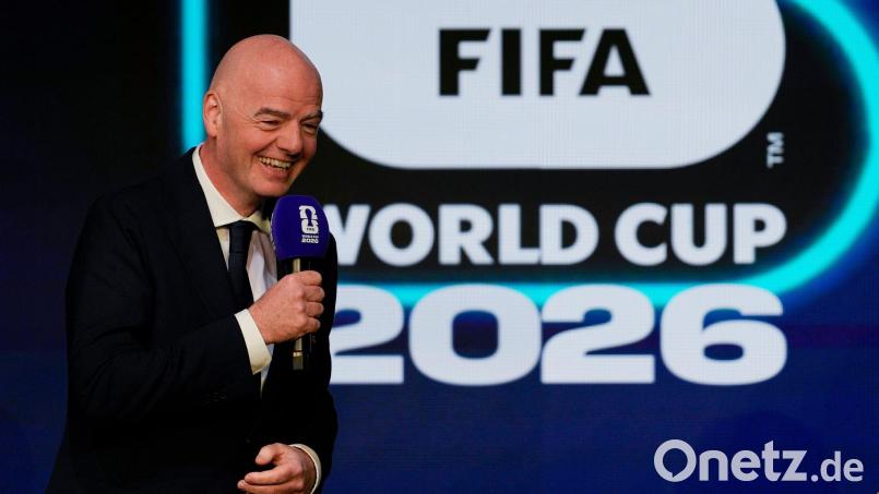Die FIFA mit Präsident Gianni Infantino hat einen Rekord-Finanzbeitrag für die WM 2026 genehmigt. (Archivbild) Bild: Chris Carlson/AP/dpa