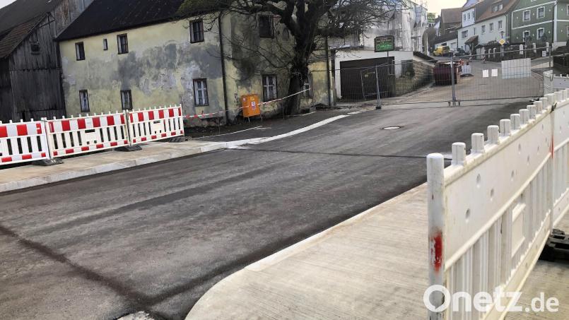 Die neue Brücke, die in Falkenberg den Netzbach überspannt ist fertig. Somit kann auch der Verkehr in der Schönfichter Straße wieder rollen. Bild: wro