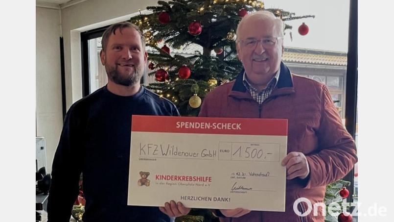 Geschäftsführer Helmut Wildenauer (links) und 1. Vorsitzender Herbert Putzer (rechts) bei der Spendenübergabe. Bild: Anna Wildenauer