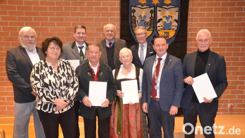Ehrenzeichenverleihung im Neuen Rathaus an verdiente Bürgerinnen und Bürger (von links): Helmut Götz, Anja Fröhlich, Reinhard Albrecht, Wilhelm Moser, Lothar Höher, Hannelore Leitmeier, Reinhold Wildenauer, Oberbürgermeister Jens Meyer und Franz Bäumler. Bild: Kunz