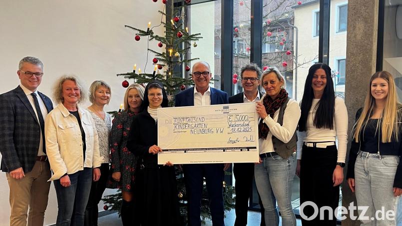 Auf dem Bild sind neben den beiden Geschäftsführern der Fa. Baumgärtner &amp; Duscher Immobilien GmbH (Mitte links Maximilian Baumgärtner und rechts Heiner Duscher), Herr Erster Bürgermeister Martin Birner (links außen) und Frau Elisa Obendorfer (rechts außen) als Betreuerin für die Kinderbetreuungseinrichtungen bei der Stadt Neunburg vorm Wald. Bild: Ulrike Gruber