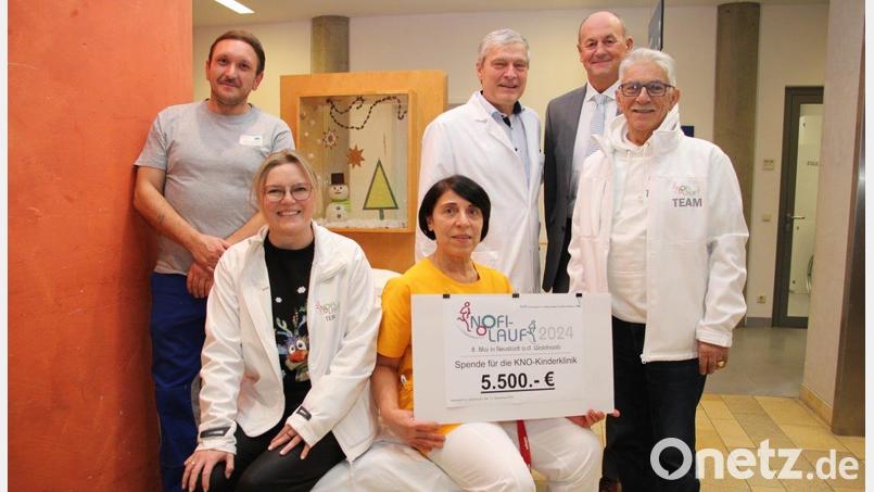 Auch die Klinik für Kinder- und Jugendmedizin kann sich noch vor Weihnachten über einen Scheck freuen (von links): Leiter Hausmeister Christian Schönberger, Ilona Stadler, Schwester Takuyi Arslan, Chefarzt Dr. Fritz Schneble, Karl Wittmann und Juan Vilas. Bild: Friedrich Peterhans