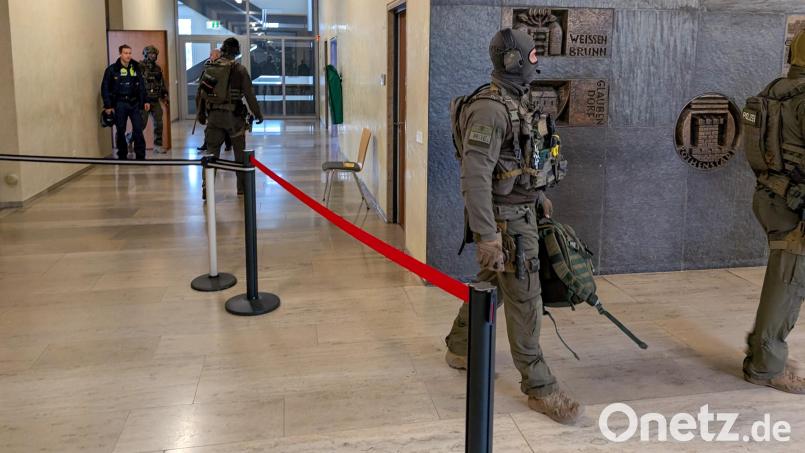 Unter massivem Polizeischutz und mithilfe einer Sondereinheit wurde der Angeklagte Anfang 2025 zum Gerichtssaal gebracht – ein seltenes Bild in einem Jugendstrafverfahren. Archivbild: wüw