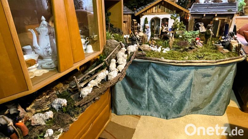 Vom Wohnzimmerschrank aus führen Weg und Brücke den Schäfer Loisl mit seiner Herde zu der nahezu komplett handgemachten Krippe, bei der sich die Technik für den echten Bachlauf hinter einem Vorhang verbirgt Bild: Susanne Schwab