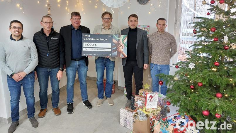 Zu den vielen , von den Mitarbeitern gespendeten Geschenken überreichten die Firmen Stahlgruber und Reichart auch einen Scheck über 6.000 Euro. Von links: Jan Telvak (Bereichsleiter ENH), Robert Rubenbauer (Firma Reichart), Andreas Schoene (Leiter Logistikzentrum), Stefan Reither (Geschäftsführender Vorstand ENH), David Nickel (Leiter Firma Reichart), Michael Trepesch (Versandleitung Fa. Reichart). Bild: mfh