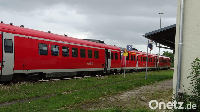 Am Bahnhof Freihöls halten täglich noch drei Züge. Ihr Stopp dient vornehmlich der Schülerbeförderung nach Amberg und zurück. Jetzt wird darüber debattiert, ob auch nach 2030 noch Züge halten werden. Bild: Houschka