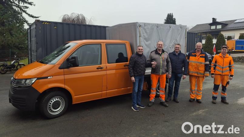 Die Gemeinde Teunz hat ihren Fuhrpark mit einem neuen VW Transporter T6 aufgerüstet. Im Bild (von links) Erster Bürgermeister Norbert Eckl, Josef Fuchs, Dritter Bürgermeister Adolf Hammer, Johann Schmid, Tobias Baier. Bild: Karl Heinz Weber