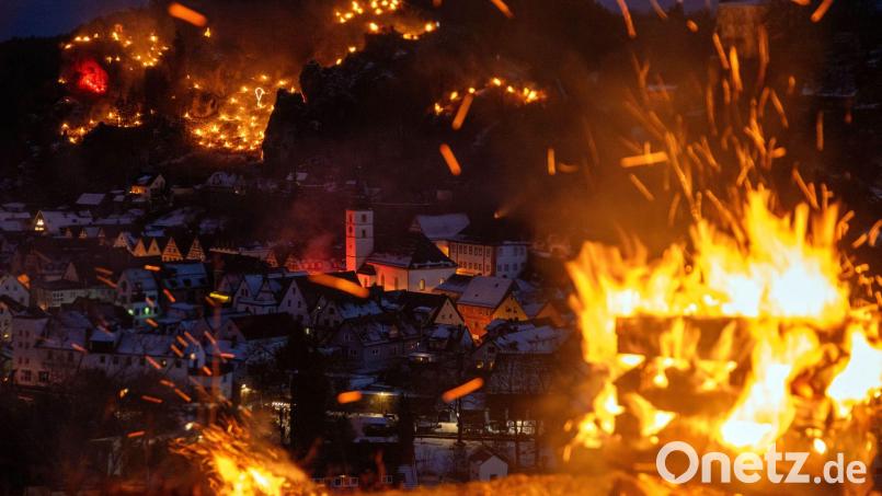 Die Bergfeuer in Pottenstein werden jedes Jahr am 6. Januar entzündet. (Archivbild) Bild: Pia Bayer/dpa