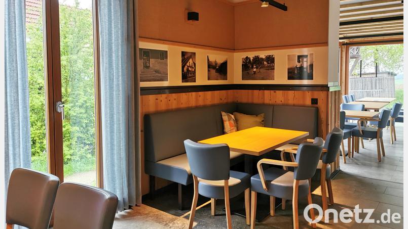 Ab 3. Mai werden sich im Gleiritscher Dorfcafé „KaffeeZeit“ Gäste wohlfühlen. Die Ausstattung punktet mit gemütlichen Sitzecken und historischen Bildern, im angebauten Wintergarten öffnet sich der Blick nach draußen. Bild: Portner