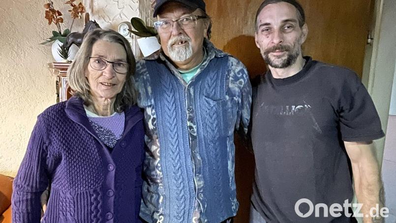 Die Familie Göbl mit (von links) Mutter Angelika, Vater Horst und Sohn Ingo, die alle seit Oktober an der Weihnachtskrippe mitgearbeitet haben. Bild: Susanne Schwab