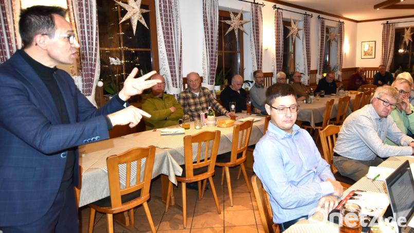 Der Leiter des JC-Ambulanten-Pflege- und Betreuungsdienstes in Illschwang Usamet Abaz informierte die Gemeinderäte (rechts) und die anwesenden Zuhörer über die Einrichtung. Bild: no