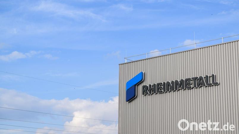 Ganz da oben könnten sie sein: Weltraum-Satelliten, auf die Rheinmetall Zugriff hat und deren Aufnahmen die Firma verkauft. (Archivbild) Bild: Julian Stratenschulte/dpa