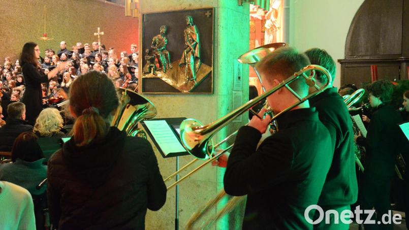 Sogar Oberbürgermeister Jens Meyer musste Platz machen für die zweite Dirigentin: Den größten Raum beanspruchten die Schlussensembles bei "Transeamus usque Bethlehem". Bild: Kunz