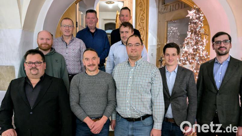 Für 25 und für 40 Jahre Treue zum Unternehmen der Verpackungshersteller Schiettinger seine Mitarbeiter. Bild: Fr. Schiettinger KG