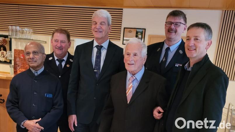 Dem Jubilar Franz Hummel (Vierter von links) gratulierten (von links) Pfarrer Joseph Madathiparampil, Stefan Schinzl (Zweiter Kommandant FFW Hohenkemnath), Michael Rischke (Vertreter Landrat), Christian Wenkmann (Vorsitzender FFW Hohenkemnath) und Ursensollens Bürgermeister Albert Geitner. Bild: Martina Hummel
