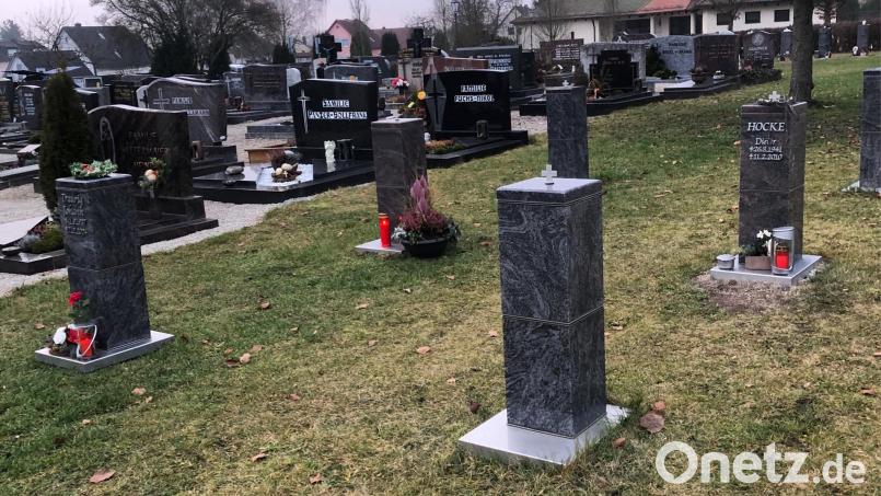 Auf dem Manteler Friedhof werden Gräber und Bestattungen teurer. Bild: sei