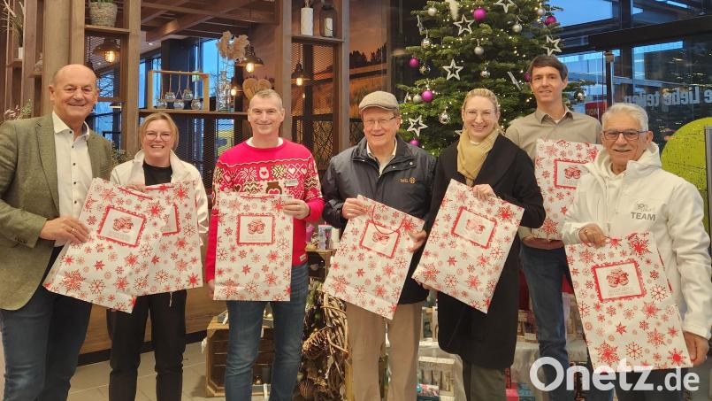 Gutes tun macht glücklich. Die Initiatoren der Weihnachtstüten-Aktion für die Tafel (von links): Karl Wittmann, Ilona Stadler, Stefan Legat, Rainer Sindersberger, Verena Kutzer, Franz Trescher und Juan Vilas. Bild: Marina Sigritz