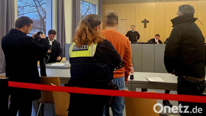 Nach dem Urteilsspruch legt eine Polizistin dem 28-Jährigen einen Bauchgurt an. Er muss für fünfeinhalb Jahre in Haft, weil er Teil einer Bande für Enkeltrick-Betrug war. Bild: blf