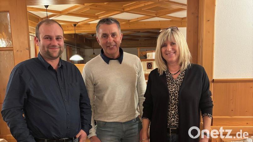 Heinz Binder (mitte), langjähriger Mitarbeiter des Baugeschäfts Übler, wurde in den Ruhestand verabschiedet. Die Feier fand in Frechetsfeld statt. Bild: Sabrina Übler