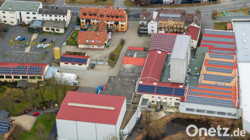 Die Tuchfabrik Mehler braucht Platz für eine neue Maschine und baut deswegen auf ihrem Firmengelände eine neue Produktionshalle. Sie soll auf der freien quadratischen Fläche unterhalb der Ausfahrt (oben, Mitte) zur Bahnhofstraße entstehen. Luftbild: mür