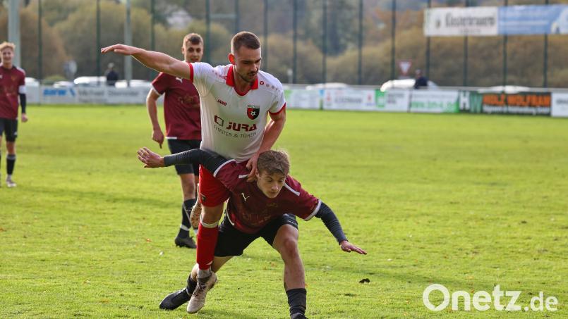 Matthias Braun (weiß) hier im Trikot der SpVgg Trabitz läuft künftig wieder für seinen Ex-Verein TSV Pressath auf. Archivbild: Dieter Jäschke
