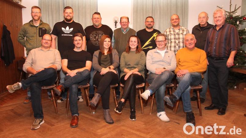 Die Wählerliste Pfrentsch geht mit Spitzenkandidatin Sophie Deinl (sitzend, Dritte von rechts) in die Wahl zum Marktgemeinderat. Nicht mehr zur Verfügung stellt sich Georg Kleber (stehend, rechts). Bild: pi