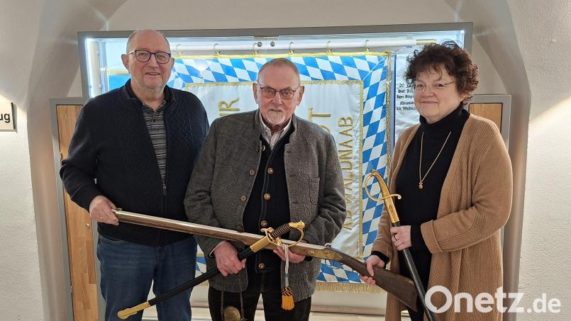 Hans Völkl (Mitte) überlässt seine beiden Ehrensäbel, die ihm in seiner über 42-jährigen Dienstzeit in der Neustädter Bürgerwehr verliehen wurden, sowie andere Ausrüstungsgegenstände dem Neustädter Stadtmuseum. Darüber freuten sich Museumsleiterin Ursula Wiechert (rechts) und Bernhard Knauer, der Vorsitzende des Museumsvereins (links). Bild: prh