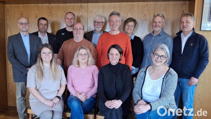 Die Kandidatinnen und Kandidaten der Edelsfelder SPD für die Gemeinderatswahlen 2026 und Gast Uwe Bergmann (Zweiter links hinten) Bild: Horst Kölbel