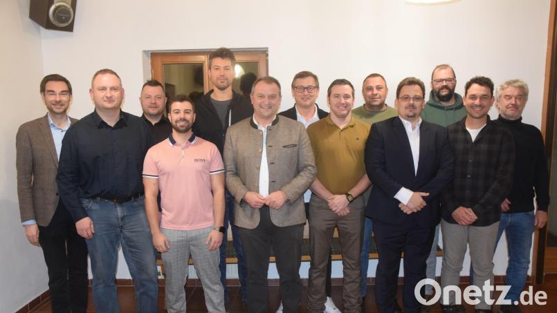 Die Kandidaten der CSU Leuchtenberg mit Bürgermeister Anton Kappl (Sechster von links) für die Kommunalwahl 2026. Bild: fz