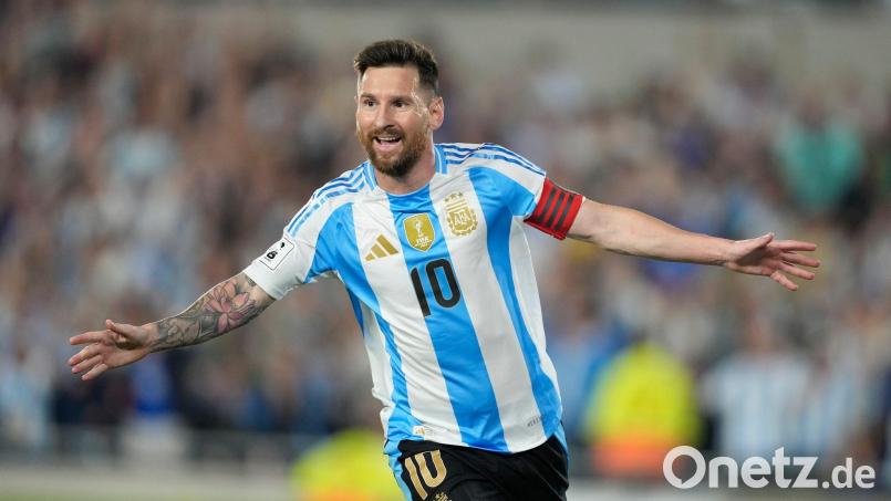 Weltmeister Argentinien mit Lionel Messi spielt am 27. März in Doha gegen Europameister Spanien. (Archivbild) Bild: Natacha Pisarenko/AP/dpa