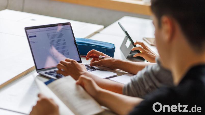 Für die digitale Ausstattung der bayerischen Schulen stehen im Doppelhaushalt mehrere 100 Millionen Euro zur Verfügung. (Symbolbild) Bild: Philipp von Ditfurth/dpa