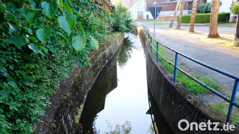 Im Rahmen des Hochwasserschutzes für Oberbibrach favorisiert das Planungsbüro anstelle von Rückhalteflächen in der Landschaft einen Gerinneausbau des 'Biberbaches im Ortskern. Bild: do