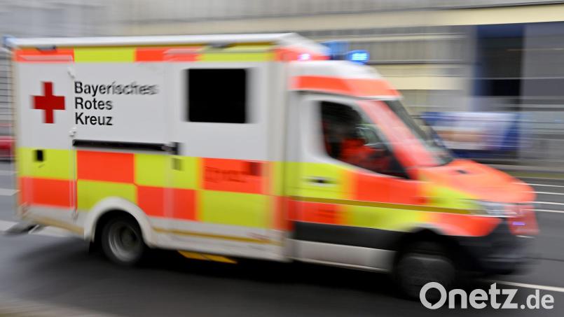 Drei Teilnehmer der Feier wurden wegen Vergiftungen durch Alkohol und Drogen ins Krankenhaus gebracht. (Symbolbild) Bild: Peter Kneffel/dpa