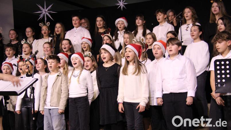 76 Schülerinnen und Schüler singen normalerweise im Unterstufenchor. Trotz vieler krankheitsbedingter Ausfälle gelang es, den Zuhörern ein eindrucksvolles Weihnachtskonzert zu bieten. Bild: prh