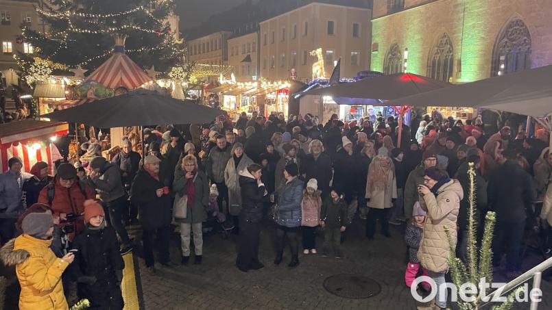 Der Platz um die Bühne füllte sich mit vielen Zuhörern, die den Abend mit den Hobby-Sängerinnen und -Sängern auf dem Amberger Weihnachtsmarkt verbringen wollten. Bild: Lukas Büchold