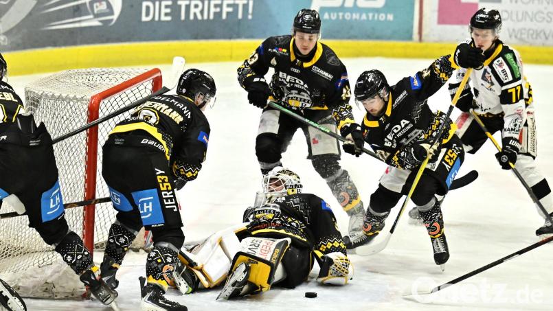 Dicke Luft vor dem Kasten von ERSC-Torhüter Lucas Di Berardo: Für Trainer Christian Zessack gilt es, die Defensive der Wild Lions zu stabilisieren. Bild: Hubert Ziegler