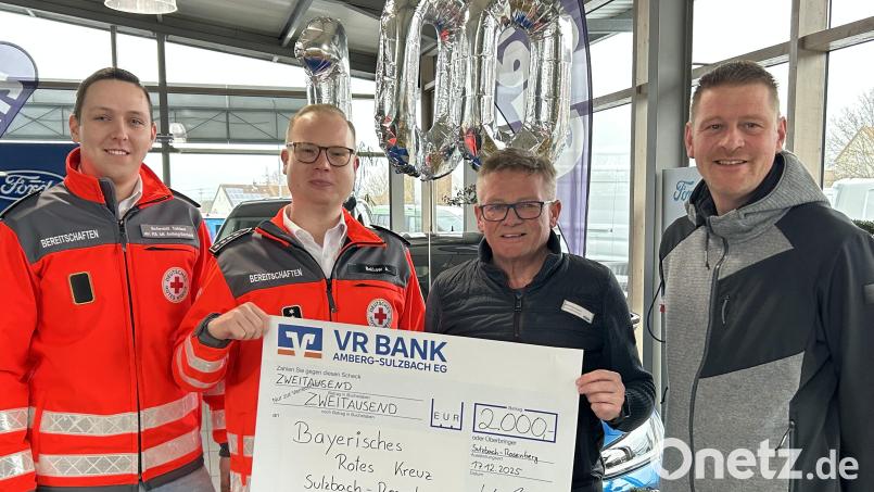 Übergabe des symbolischen Spendenschecks an die BRK-Bereitschaft Sulzbach-Rosenberg im Autohaus Auers mit (von links) Tobias Schmidt, Beauftragter für Öffentlichkeitsarbeit, Bereitschaftsleiter Alexander Bollow sowie die Geschäftsführer des Autohauses, Winfried Auers und Alexander Rall. Bild: Andreas Royer
