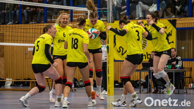 Die Freude bei den Spielerinnen des SV Hahnbach ist groß. In der Regionalliga belegt die Truppe aktuell Rang zwei. Bild: Hannah Dirscherl