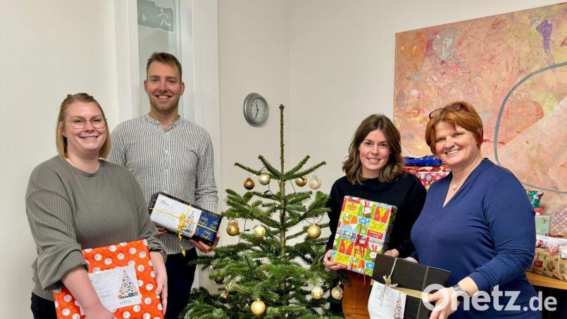 Übergabe Wunschbaumaktion SKF, v.l.n.r.: Julia Möbus (SkF), Martin Biehler (Round Table Amberg-Sulzbach), Marianna Neugirg (SkF), Andrea Graf (SkF), Bild: SkF