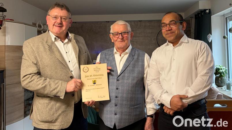Bürgermeister Hans-Martin Schertl (links) und Pater Jimmy (rechts) gratulieren dem Jubilar Werner Berger (Mitte). Bild: Stefanie Gradl
