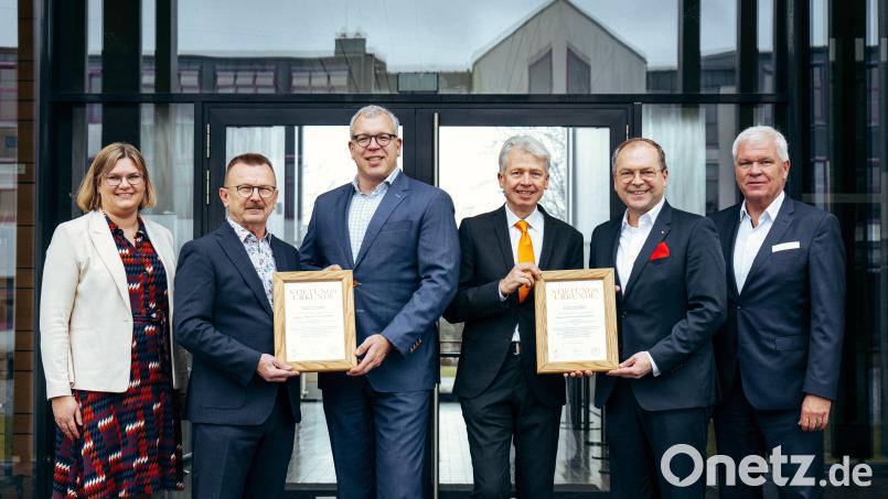 Die OTH Amberg-Weiden konnte nun unterstützt durch die Sparkasse Oberpfalz Nord und deren Stiftungsberater Martin Helgert und Michaela Helgert eine Stiftung gründen. Bild: Jolanda Selting/OTH Amberg-Weiden