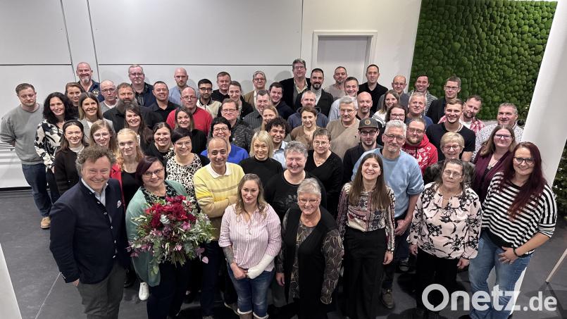 Geschäftsführer René Guhl ehrt 97 Betriebsjubilare, 14 Auszubildende und verabschiedet 2 Kollegen in den Ruhestand. Bild: Sophie Lehner