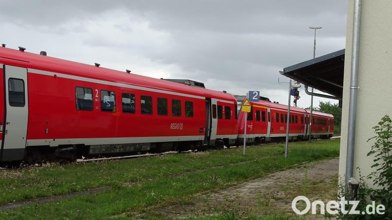 Der Nahverkehrszug stoppt nach dem Willen der DB nur noch einmal täglich am Bahnhof Freihöls. Wer eine solch fragwürdige Entscheidung getroffen hat, weiß man nicht. Jetzt kommen Schülerinnen und Schüler von ihrem Unterricht in Amberg nicht mehr heim. Archivbild: Houschka