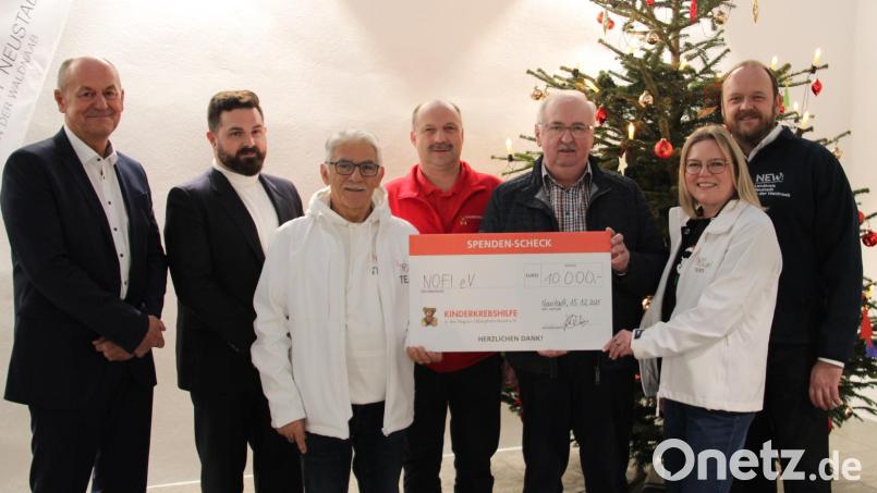 Scheckübergabe an die Kinderkrebshilfe (von links): Karl Wittmann, Sebastian Giering, Juan Vilas, Thomas Mathes, Herbert Putzer, Ilona Stadler und Andreas Meier. Bild: Hans Prem