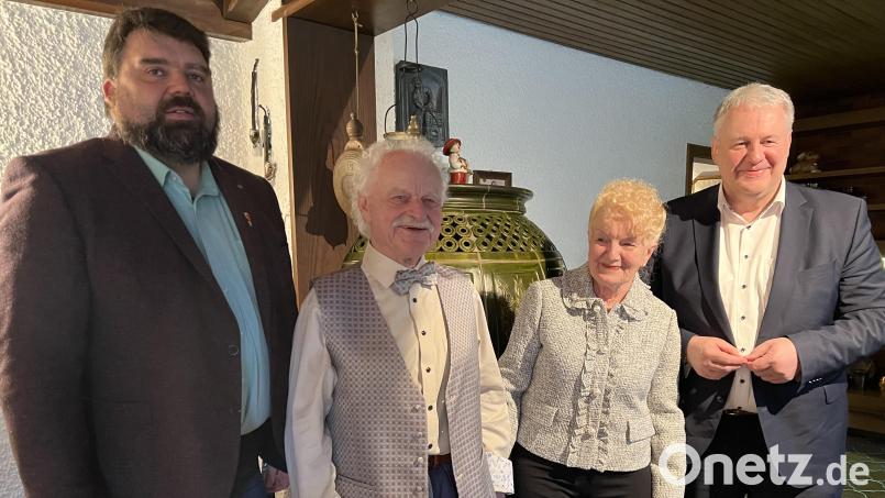 Sulzbachs Bürgermeister Stefan Frank (links) und Landrat Richard Reisinger (rechts) gratulieren zusammen mit seiner Ehefrau Hildegard Rudolf Eckert zum 90. Geburtstag. Bild: mma