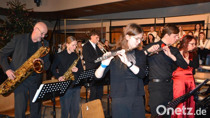 Zwei Weihnachtskonzerte des Otto-Hahn-Gymnasiums in Marktredwitz begeisterten an zwei Abenden fast 1200 Besucher in der Aula der Schule. Hier die Big Band. Bild: jr