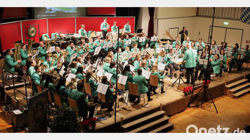 Die Jugendblaskapelle Nabburg spielt ein spannendes Programm beim Neujahrskonzert. Bild: Franz Wagner/exb