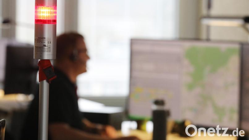 In der neuen Rettungsleitstelle laufen künftig alle Notrufe der nördlichen Oberpfalz zusammen. Symbolbild: Bodo Schackow/dpa